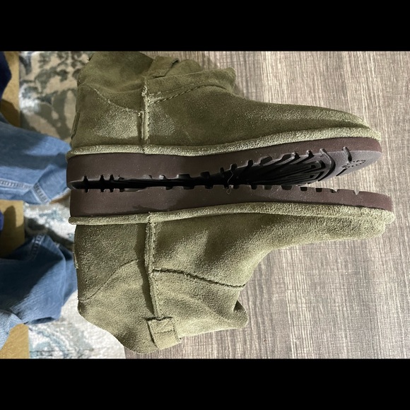 UGGs Boots - Picture 8 of 9